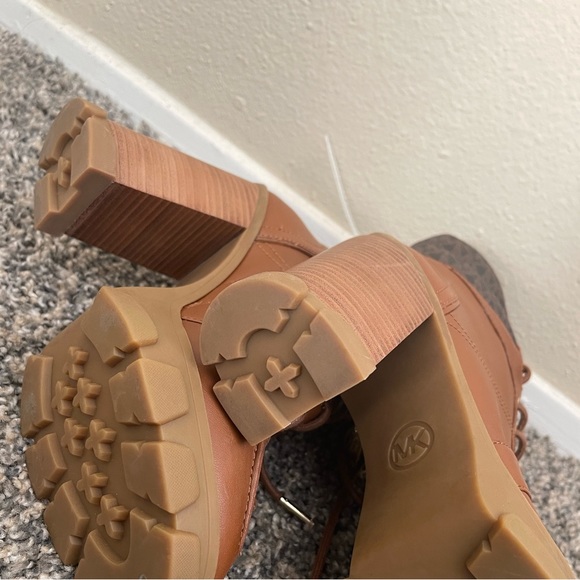 MICHEAL Micheal Kors Ridley Logo Print Lace-Up Bootie - Picture 7 of 9